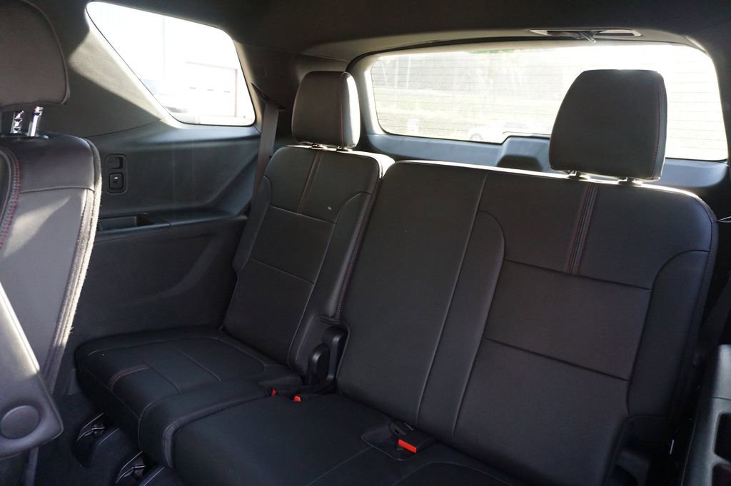 Used 2023 Chevrolet Traverse RS image 17
