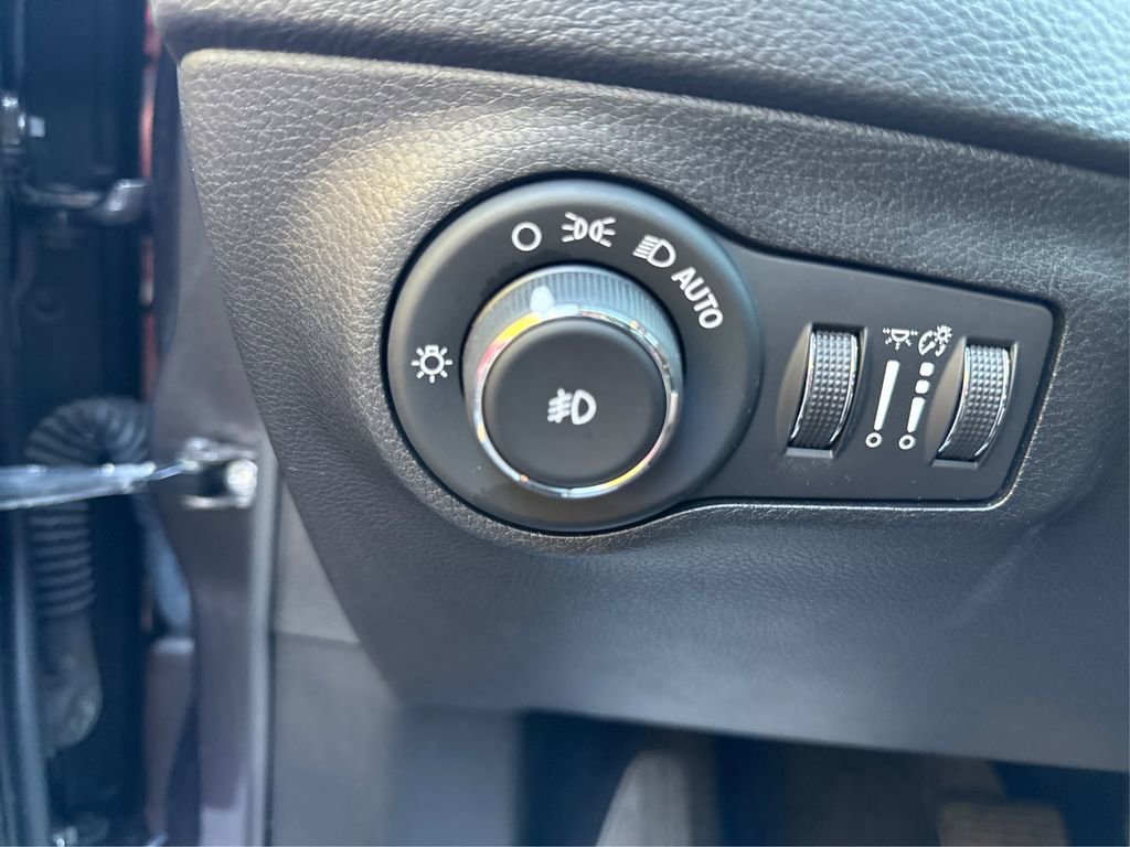 Used 2018 Jeep Compass Latitude w/ Cold Weather Group image 24