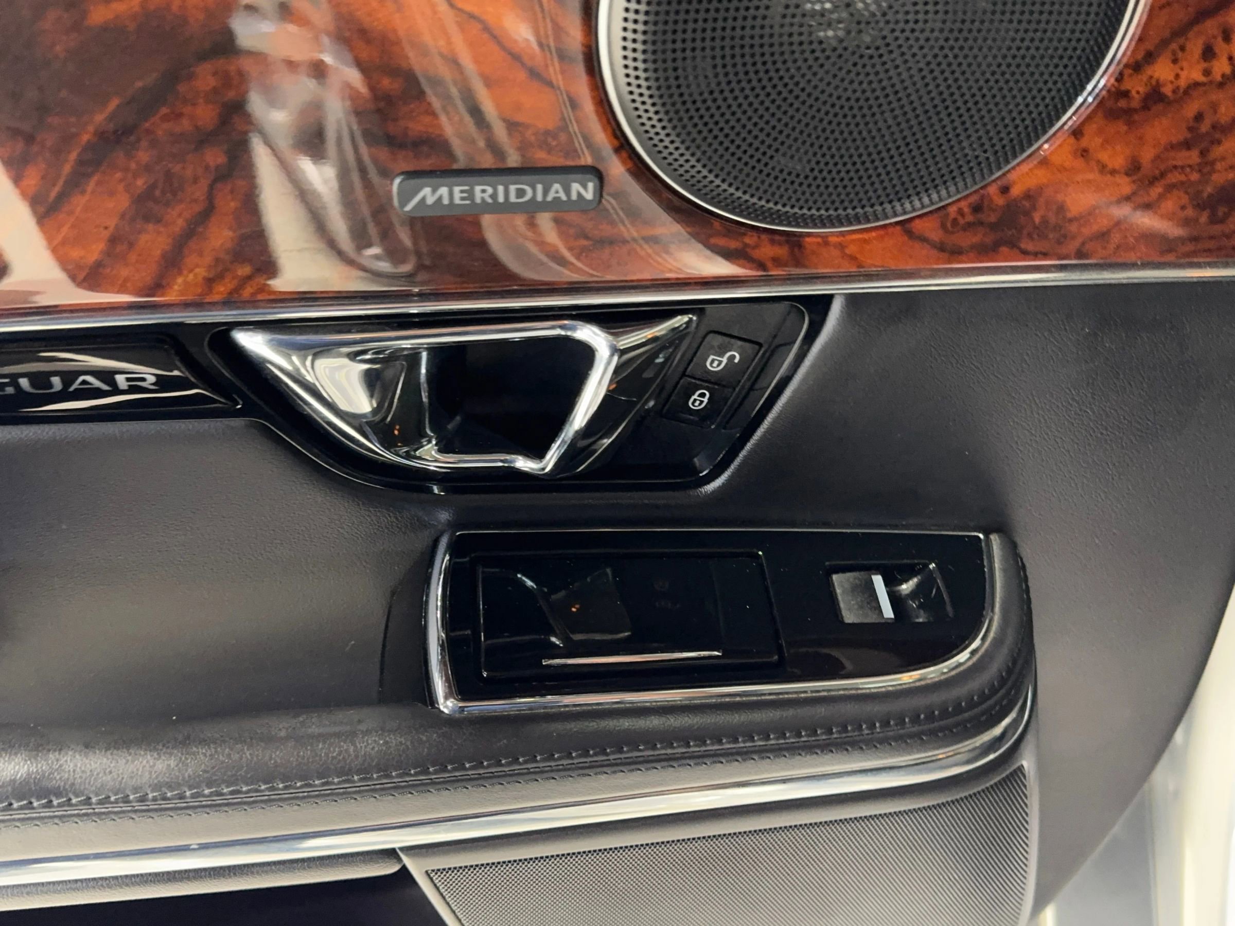 Used 2015 Jaguar XJ image 24