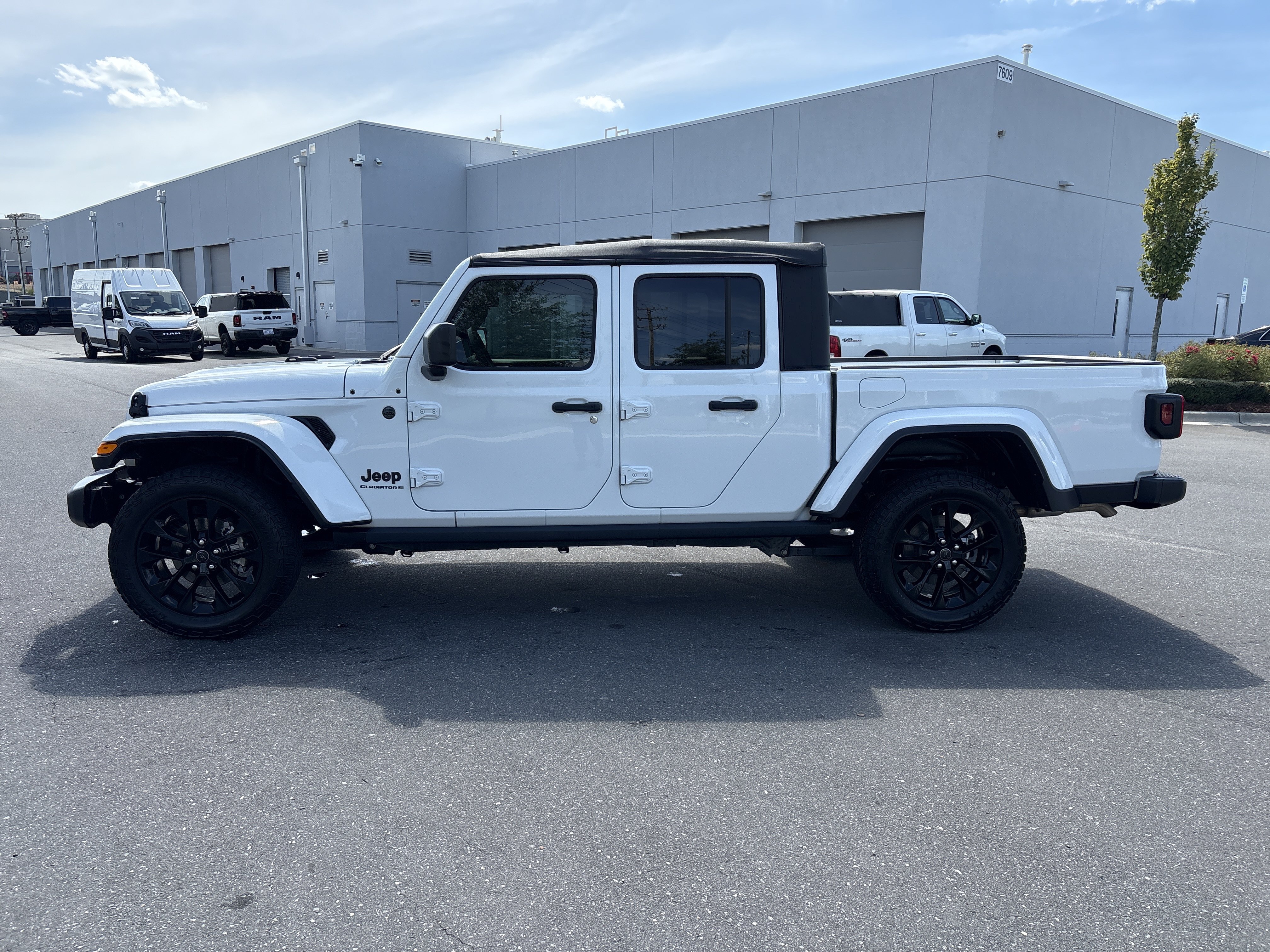 Used 2025 Jeep Gladiator Sport AWD/4WD image 6