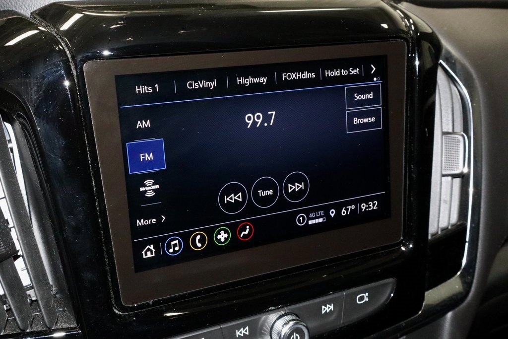 Used 2023 Chevrolet Traverse LT image 3