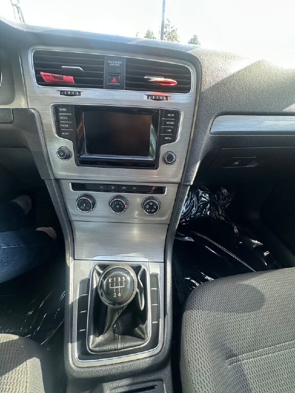 Used 2015 Volkswagen Golf Launch Edition image 21