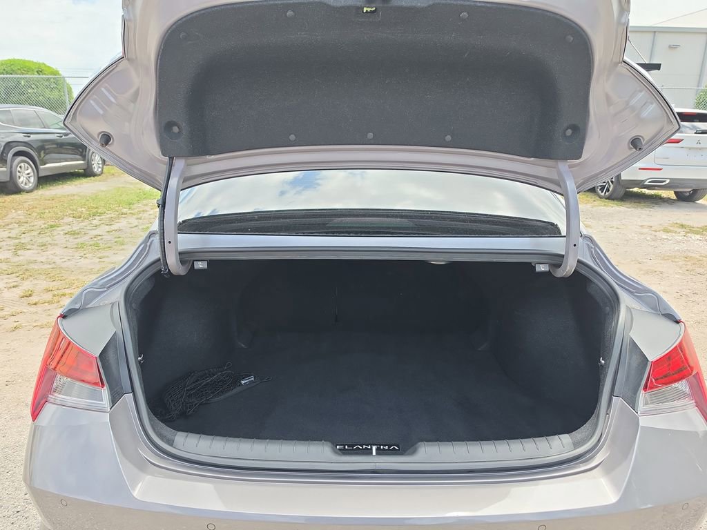 Used 2023 Hyundai Elantra Limited FWD image 8