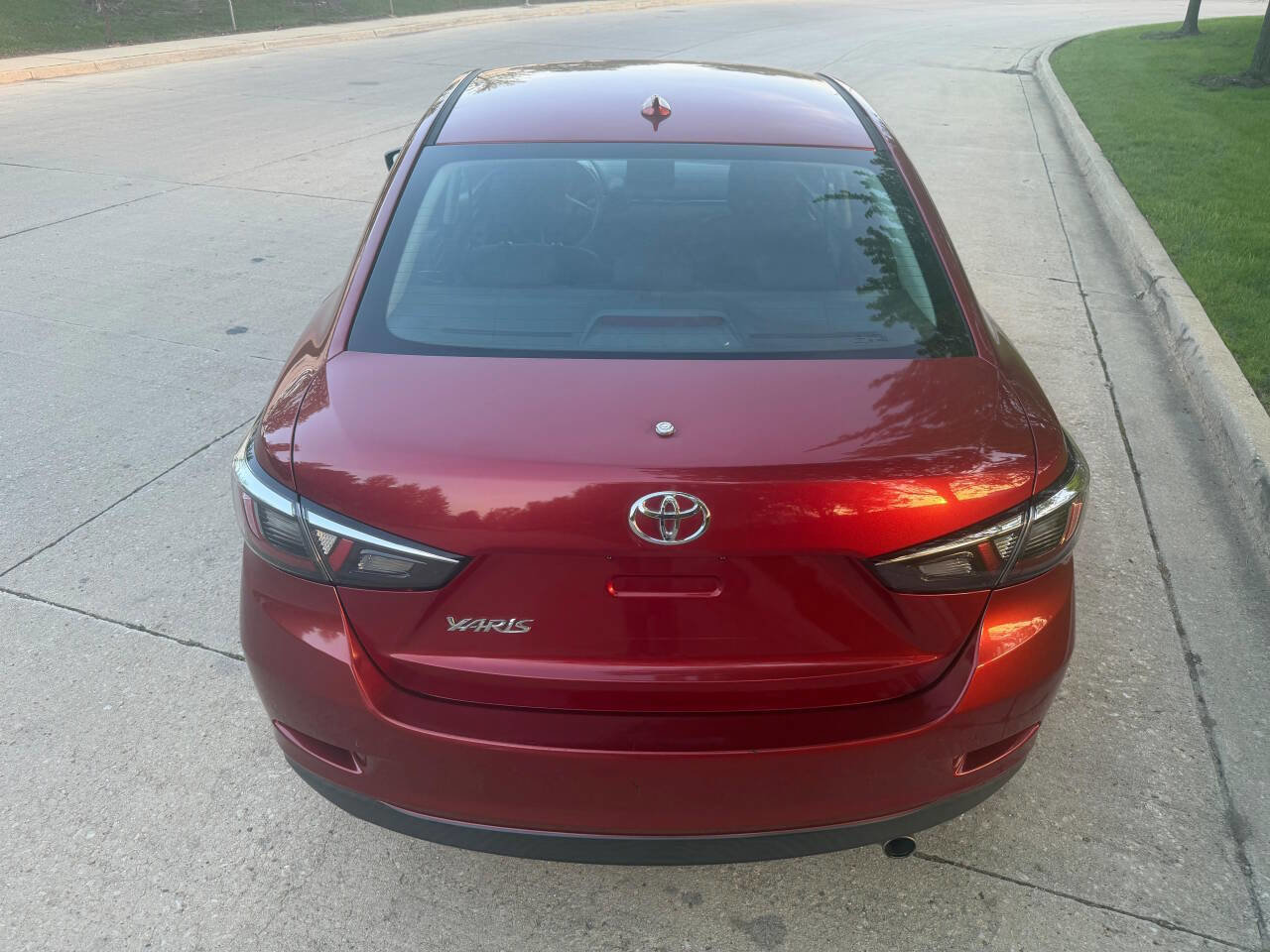 Used 2019 Toyota Yaris L FWD image 5