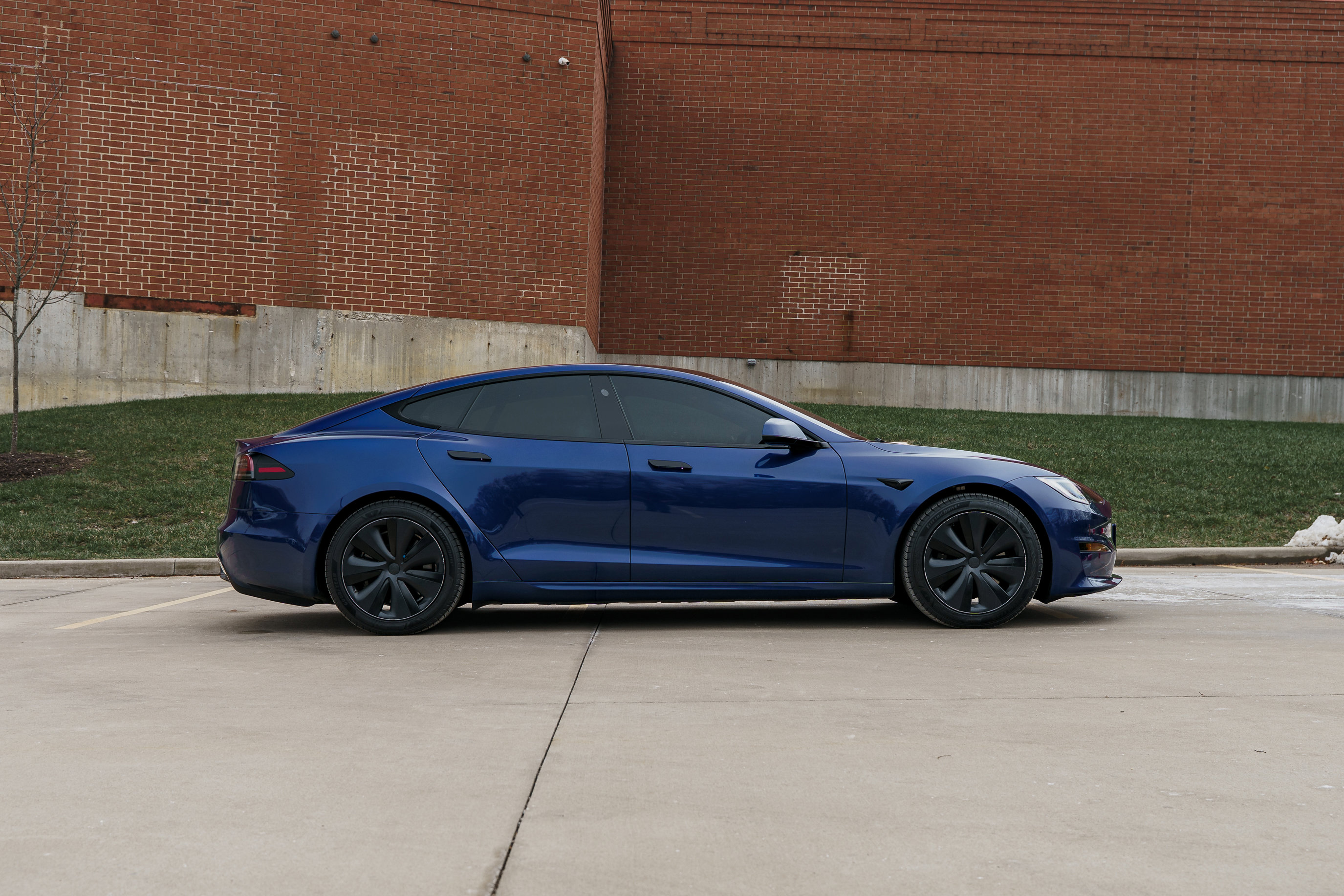 Used 2023 Tesla Model S Standard Range image 3