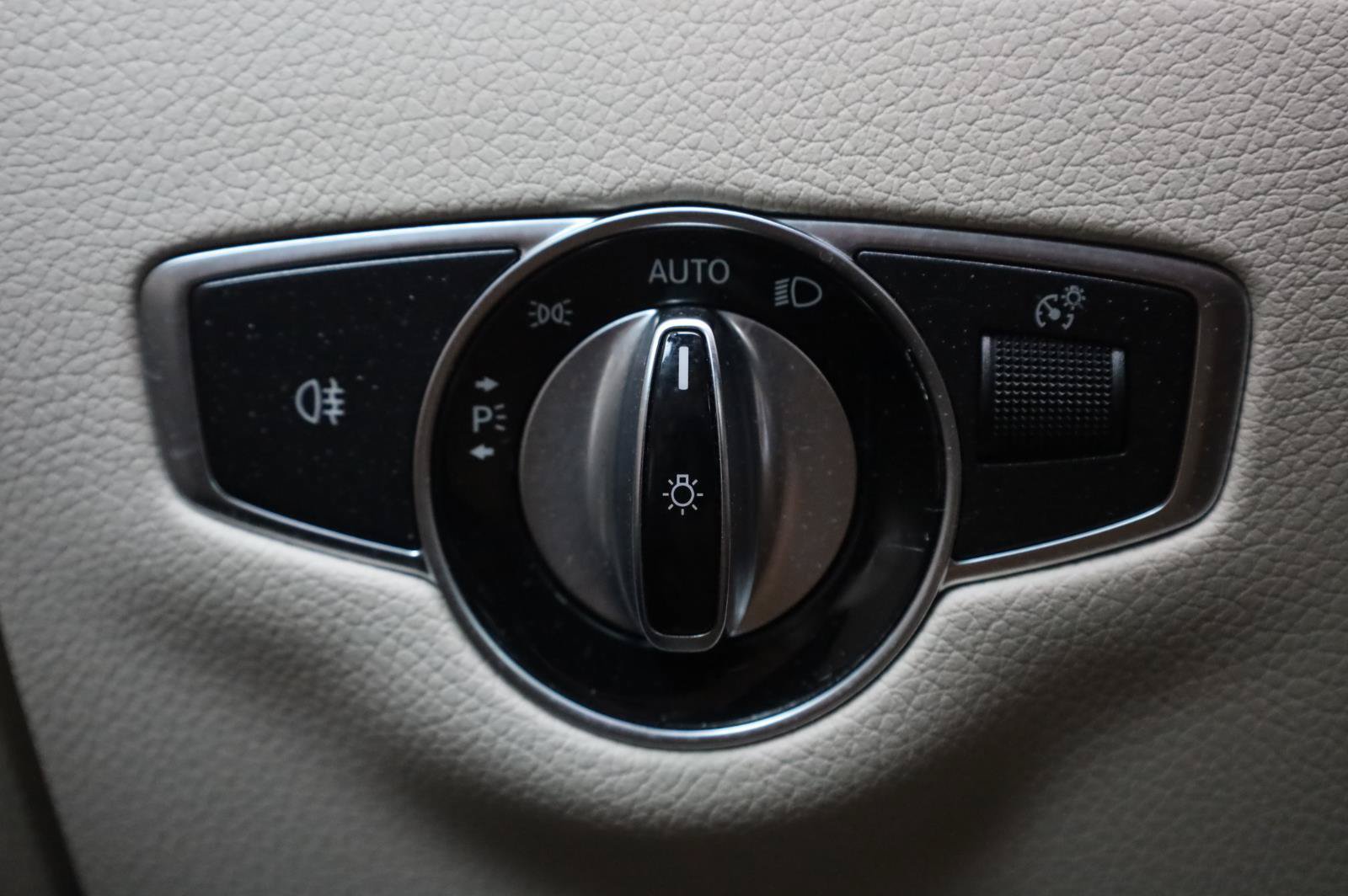 Used 2019 Mercedes-Benz E 300 4MATIC image 39