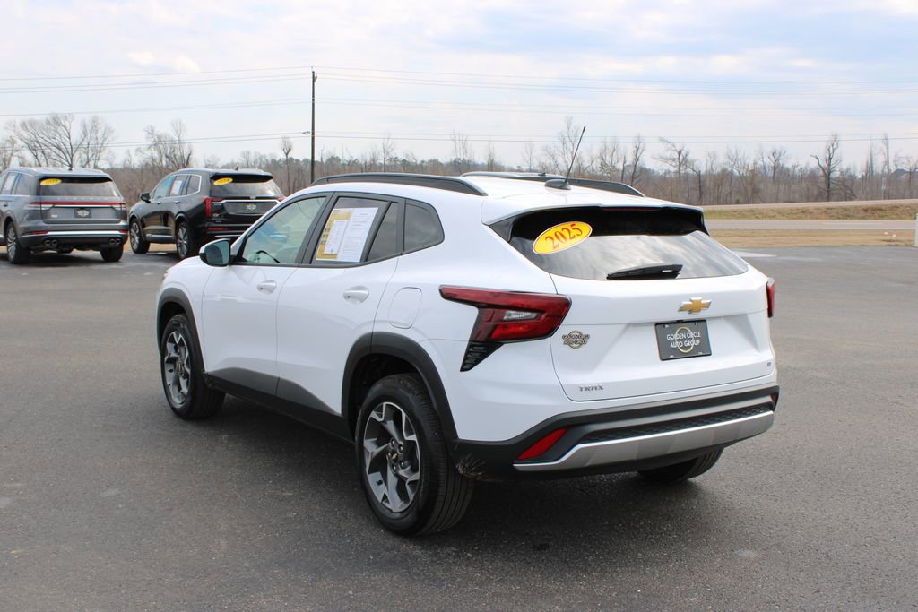 Used 2025 Chevrolet Trax LT w/ LT Convenience Package image 7