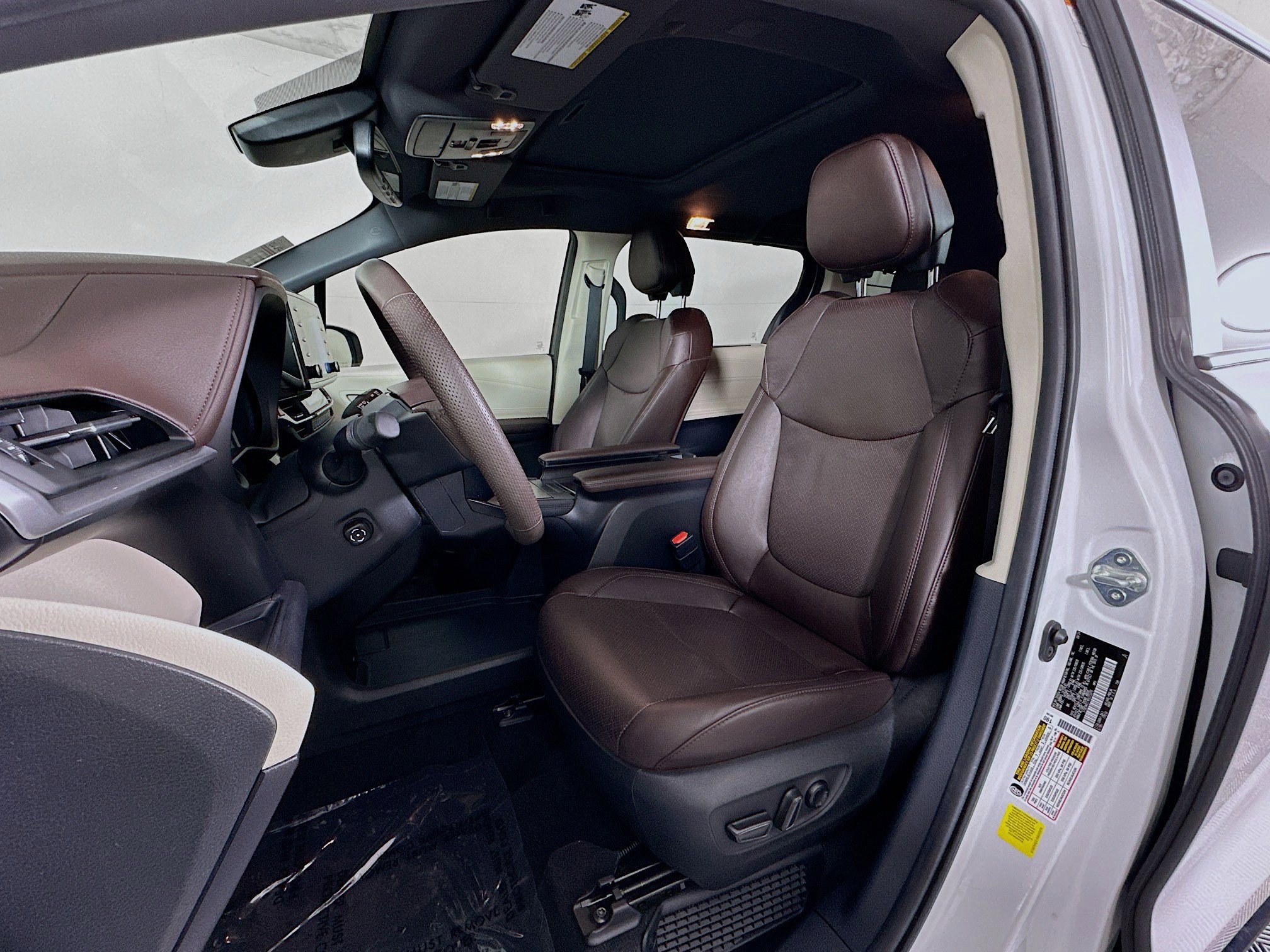Certified 2024 Toyota Sienna Platinum image 12