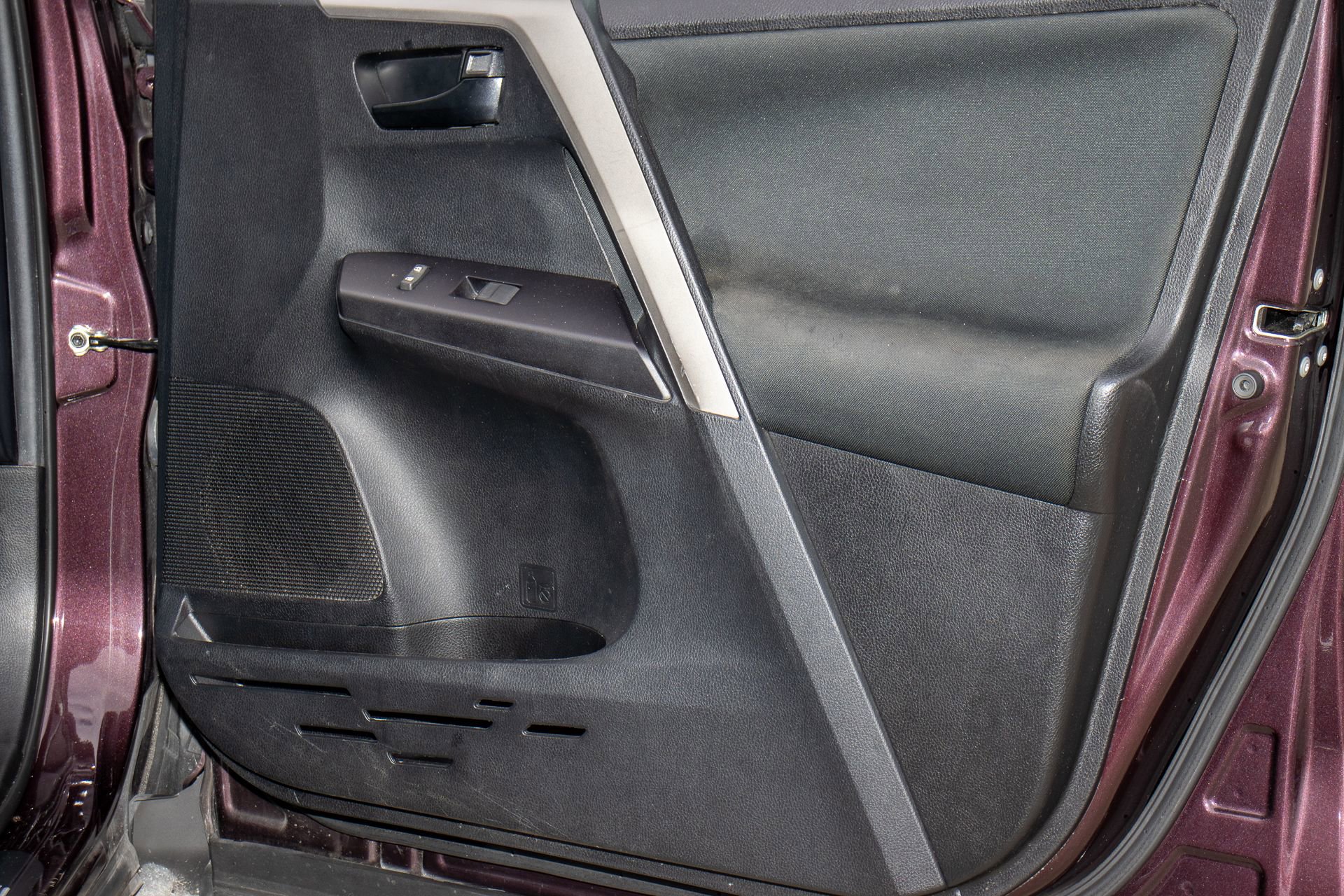 Used 2018 Toyota RAV4 LE image 13