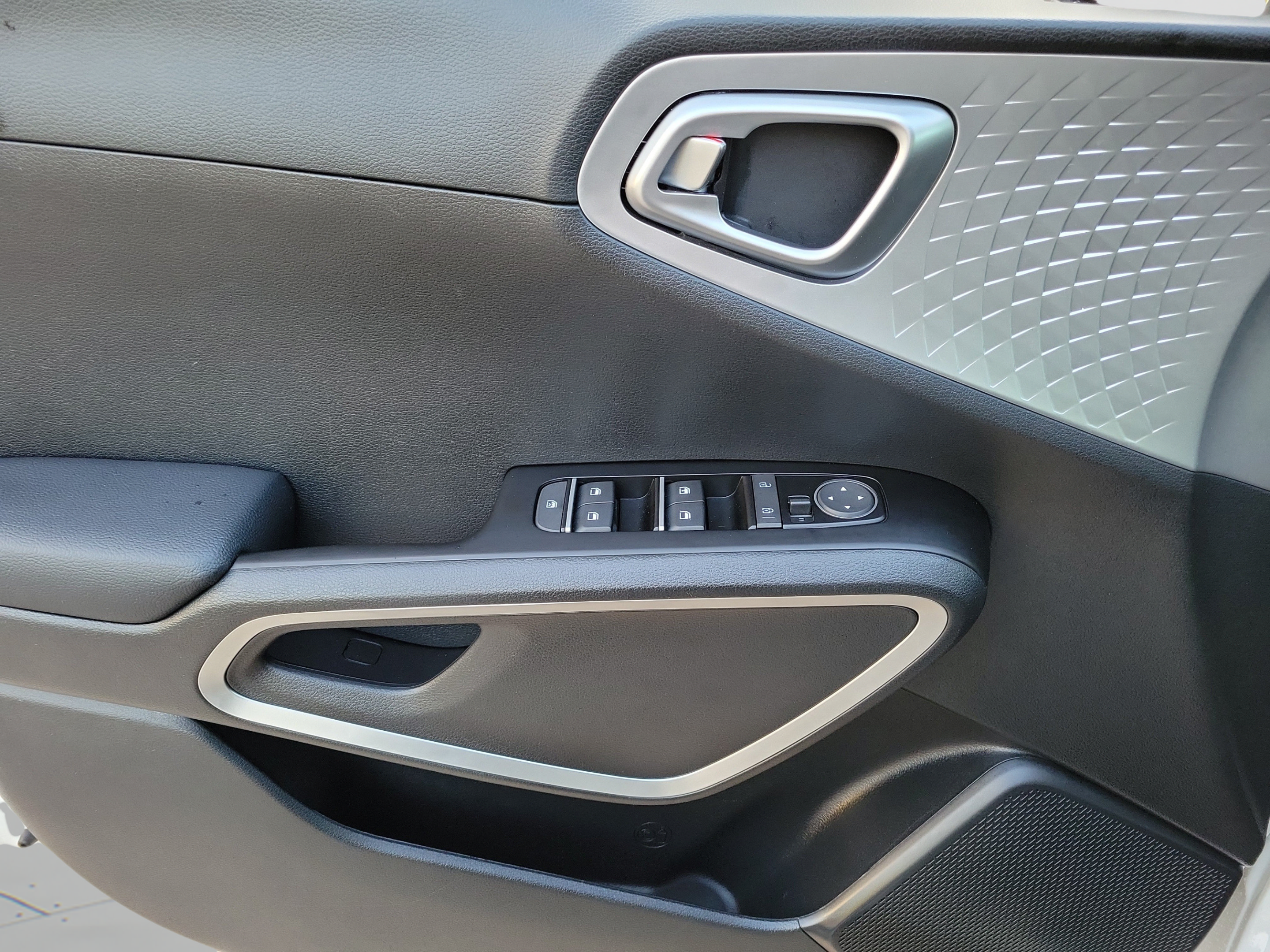 Certified 2025 Kia Soul LX w/ LX Technology Package FWD image 12