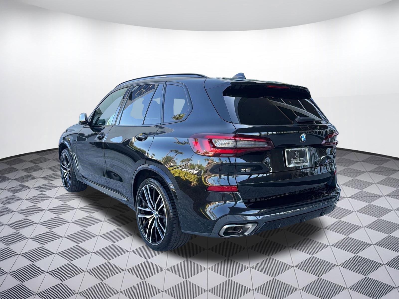 Used 2023 BMW X5 M50i w/ Executive Package AWD/4WD image 3