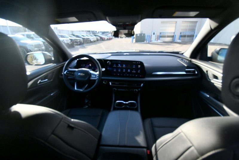 Used 2025 Chevrolet Traverse LT AWD/4WD image 3