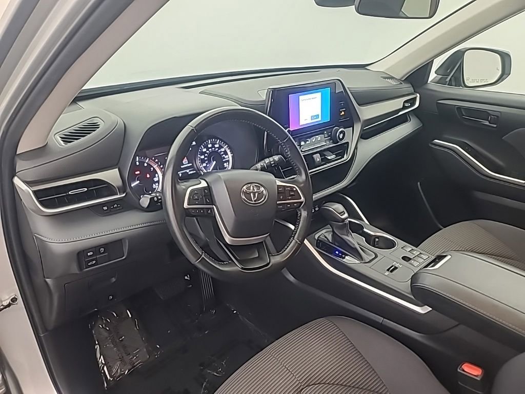 Used 2023 Toyota Highlander LE image 27