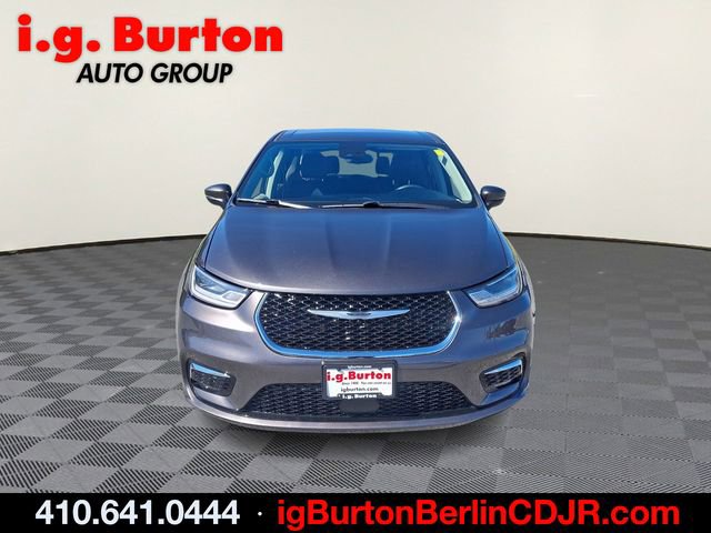 Used 2023 Chrysler Pacifica Touring-L FWD image 2