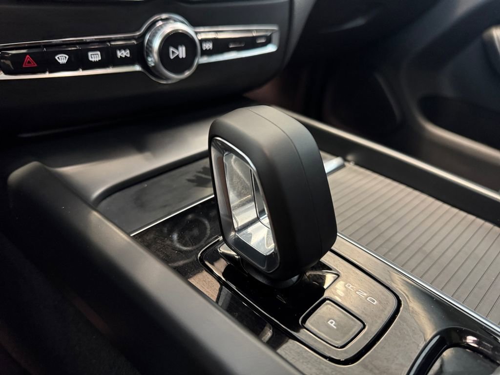 Certified 2025 Volvo XC60 B5 Core image 14