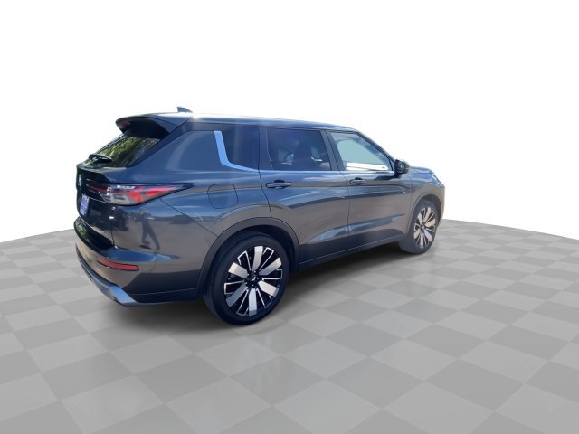 Used 2025 Mitsubishi Outlander SE FWD image 2