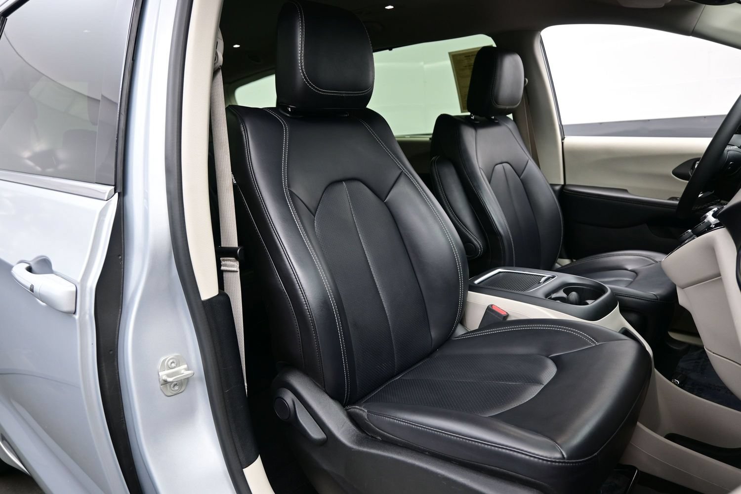 Used 2023 Chrysler Pacifica Touring-L FWD image 17