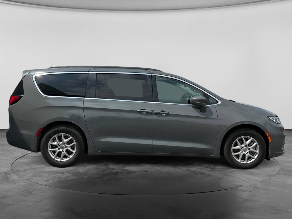 Used 2022 Chrysler Pacifica Touring-L FWD image 11