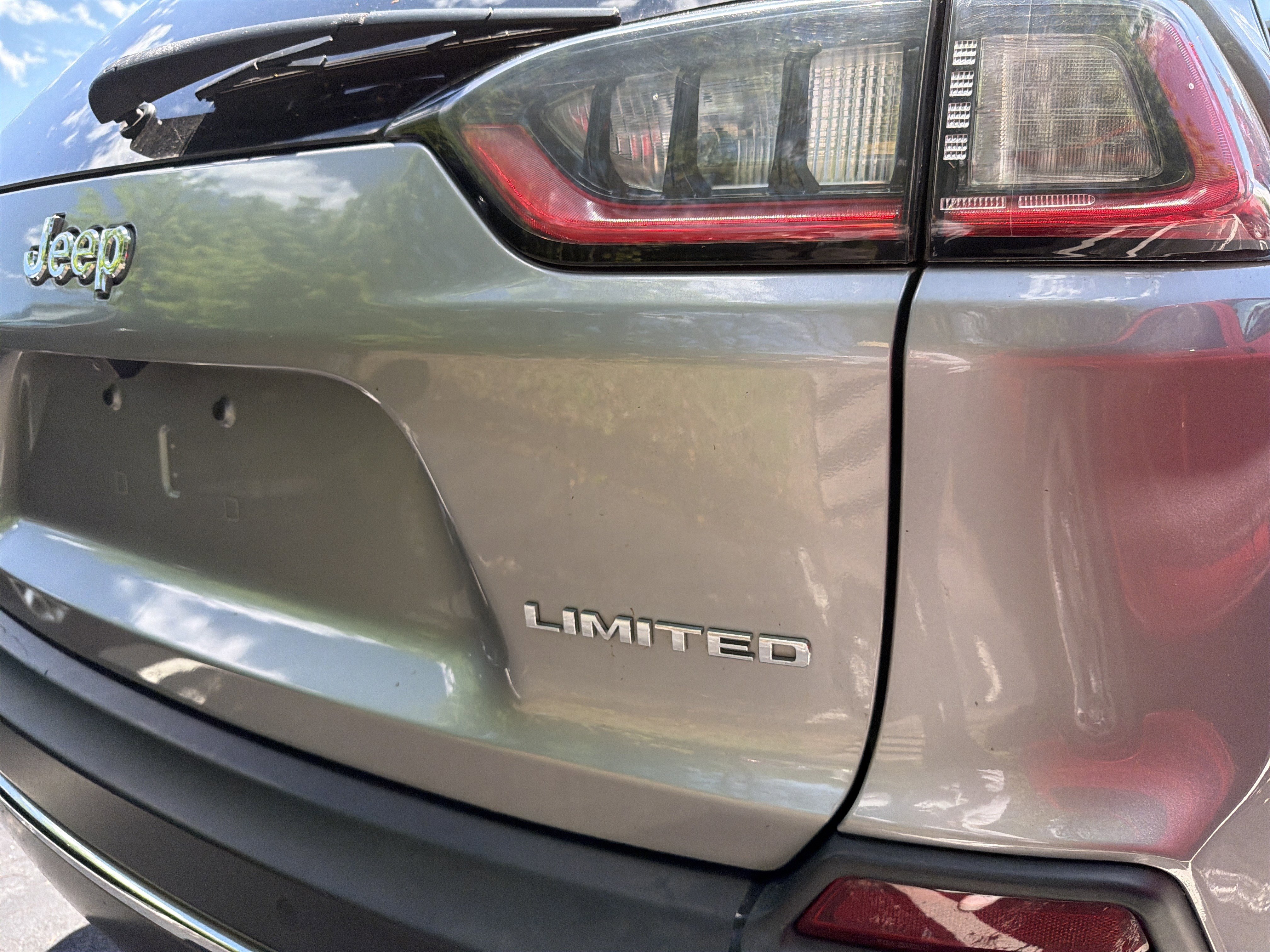 Certified 2019 Jeep Cherokee Limited w/ Luxury Group AWD/4WD image 8