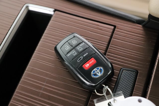 Used 2022 Toyota Sienna XLE image 3