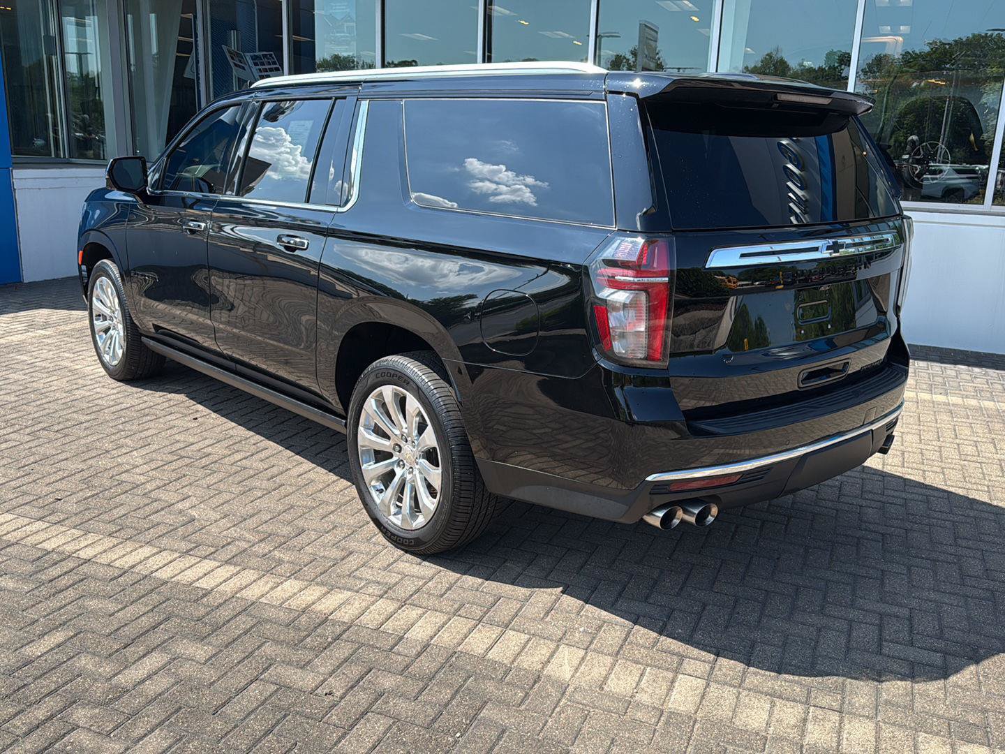 Used 2021 Chevrolet Suburban Premier AWD/4WD image 3