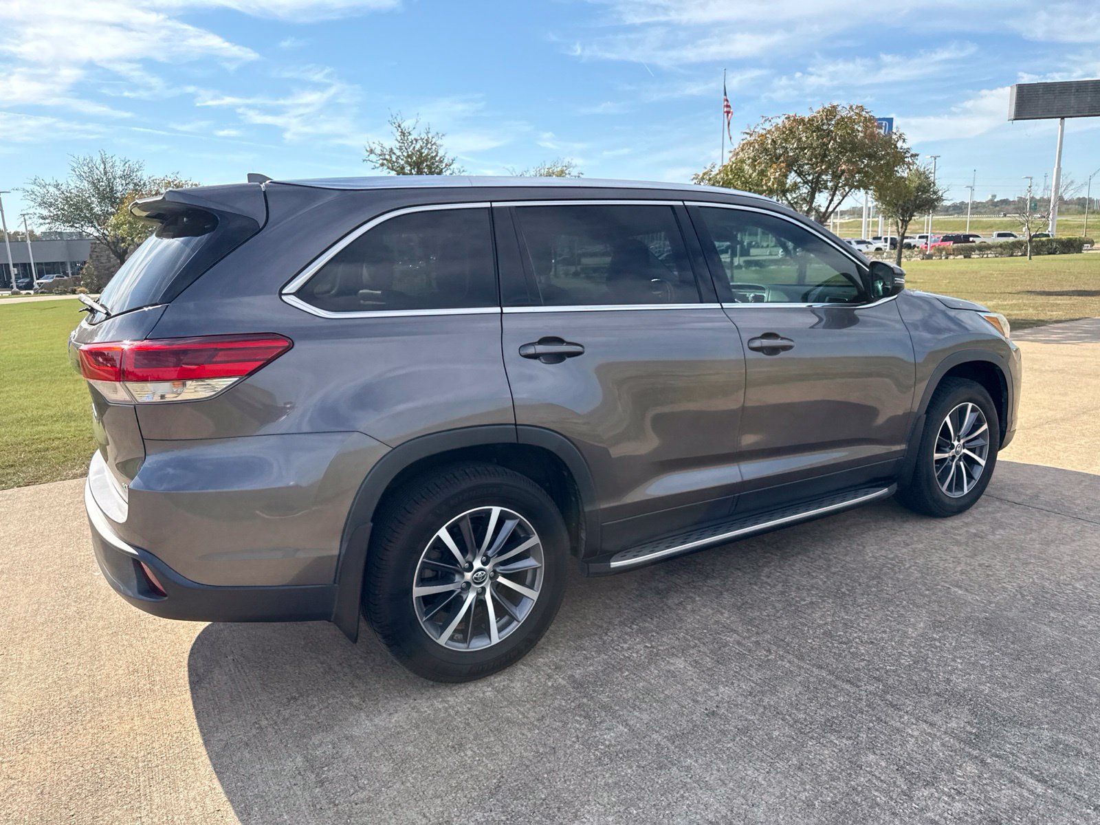 Used 2019 Toyota Highlander XLE FWD image 13