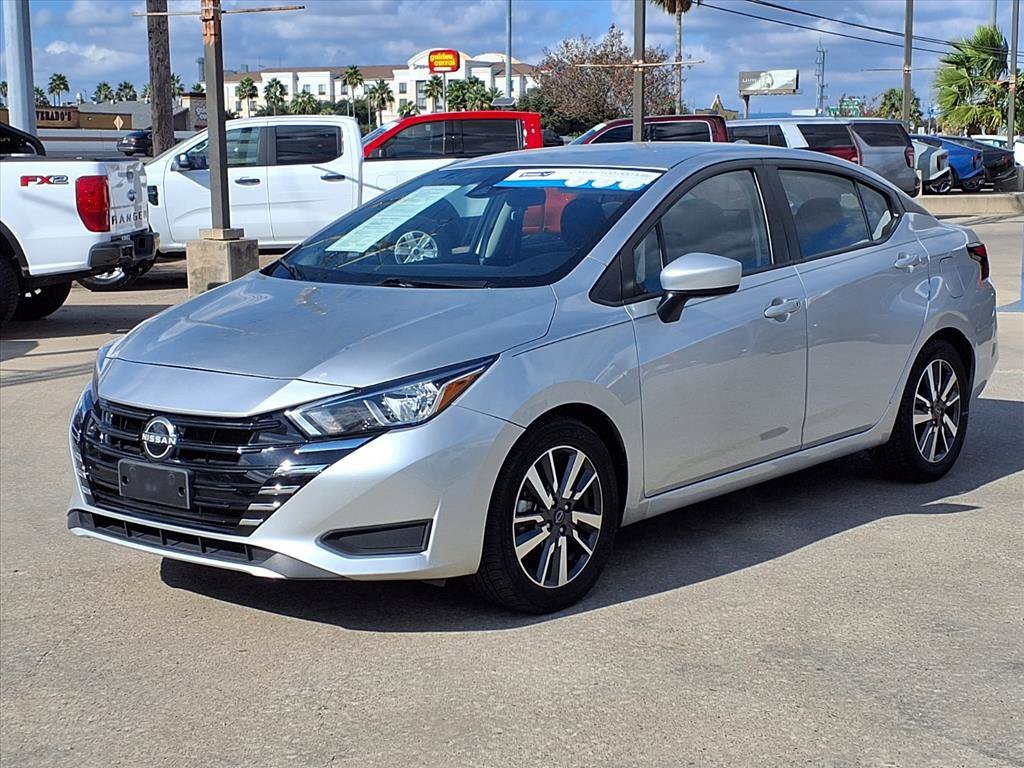 Used 2023 Nissan Versa SV image 3