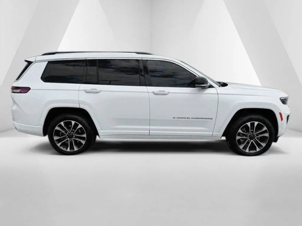 Used 2024 Jeep Grand Cherokee L Overland w/ Trailer Tow Package AWD/4WD image 8