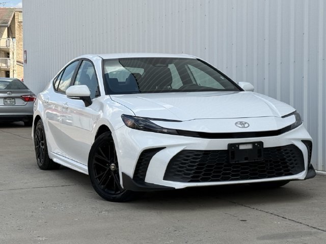 Used 2025 Toyota Camry SE FWD image 2
