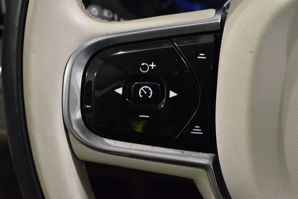 Used 2023 Volvo XC60 B5 Plus image 20