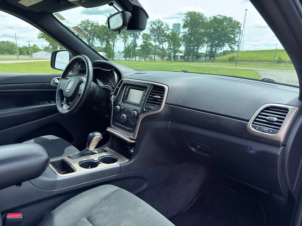 Used 2017 Jeep Grand Cherokee Laredo AWD/4WD image 32