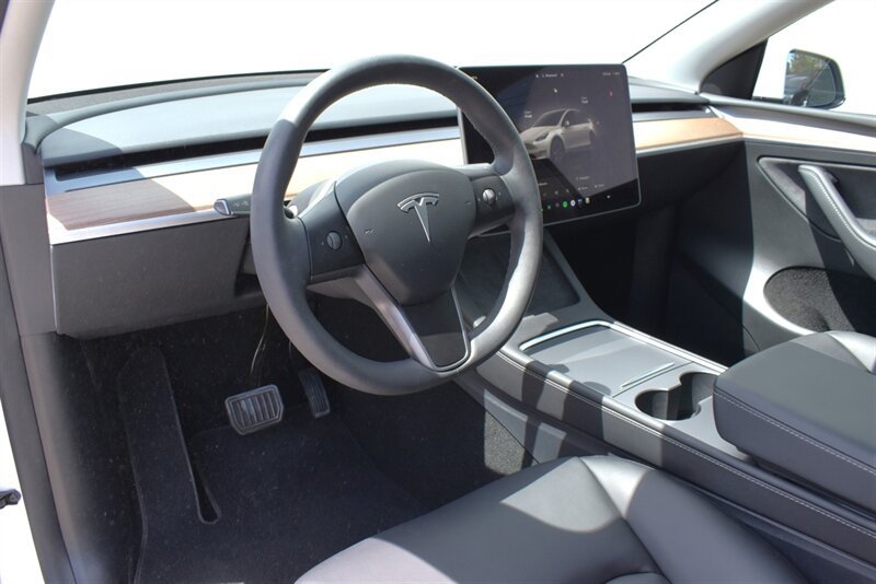 Used 2025 Tesla Model Y Long Range AWD/4WD image 3