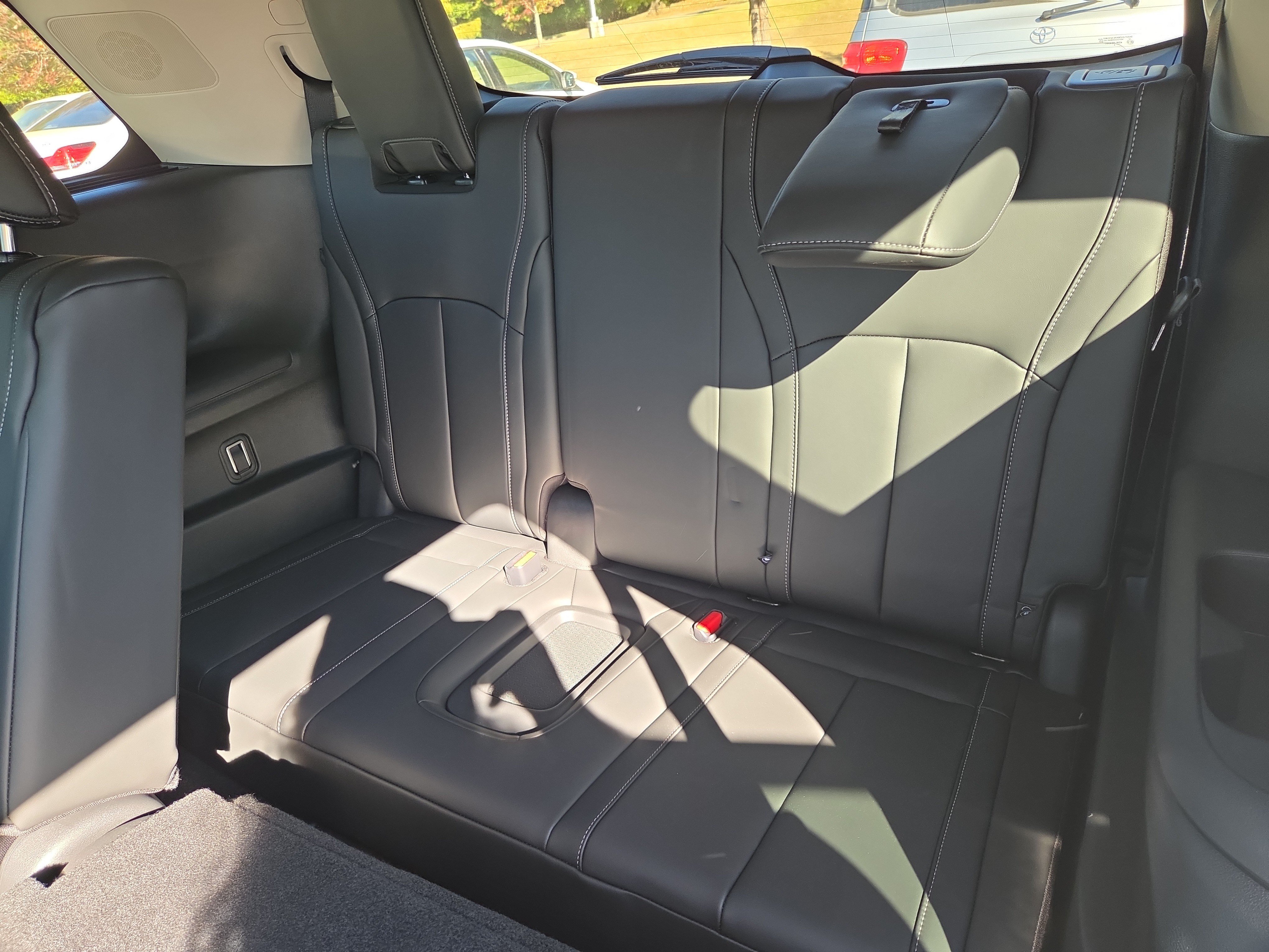 Used 2027 INFINITI QX60 Luxe w/ Cargo Package FWD image 8