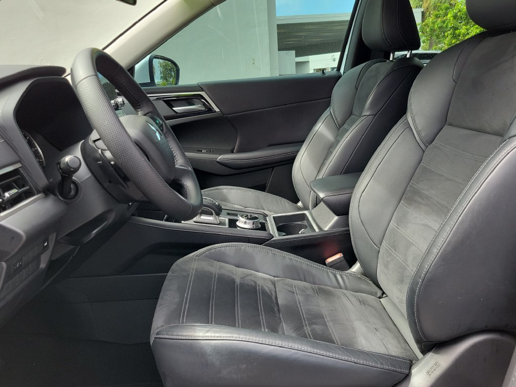 Used 2023 Mitsubishi Outlander SE FWD image 2