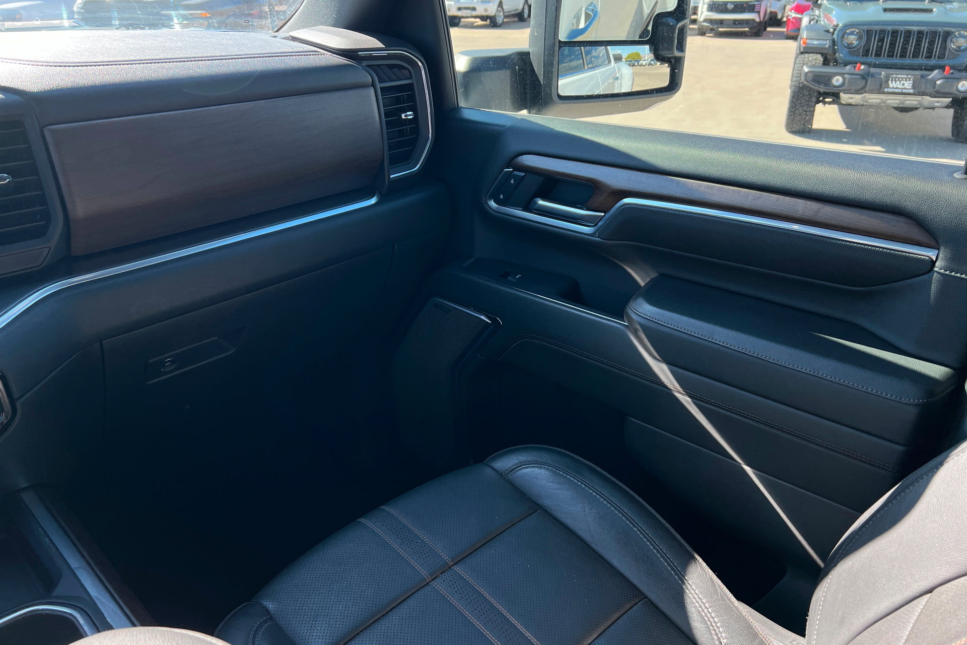 Used 2024 Chevrolet Silverado 3500 High Country w/ High Country Premium Package AWD/4WD image 10