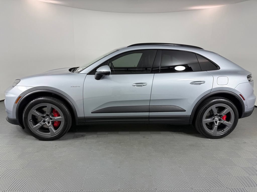 Certified 2025 Porsche Macan 4S Electric AWD/4WD image 2