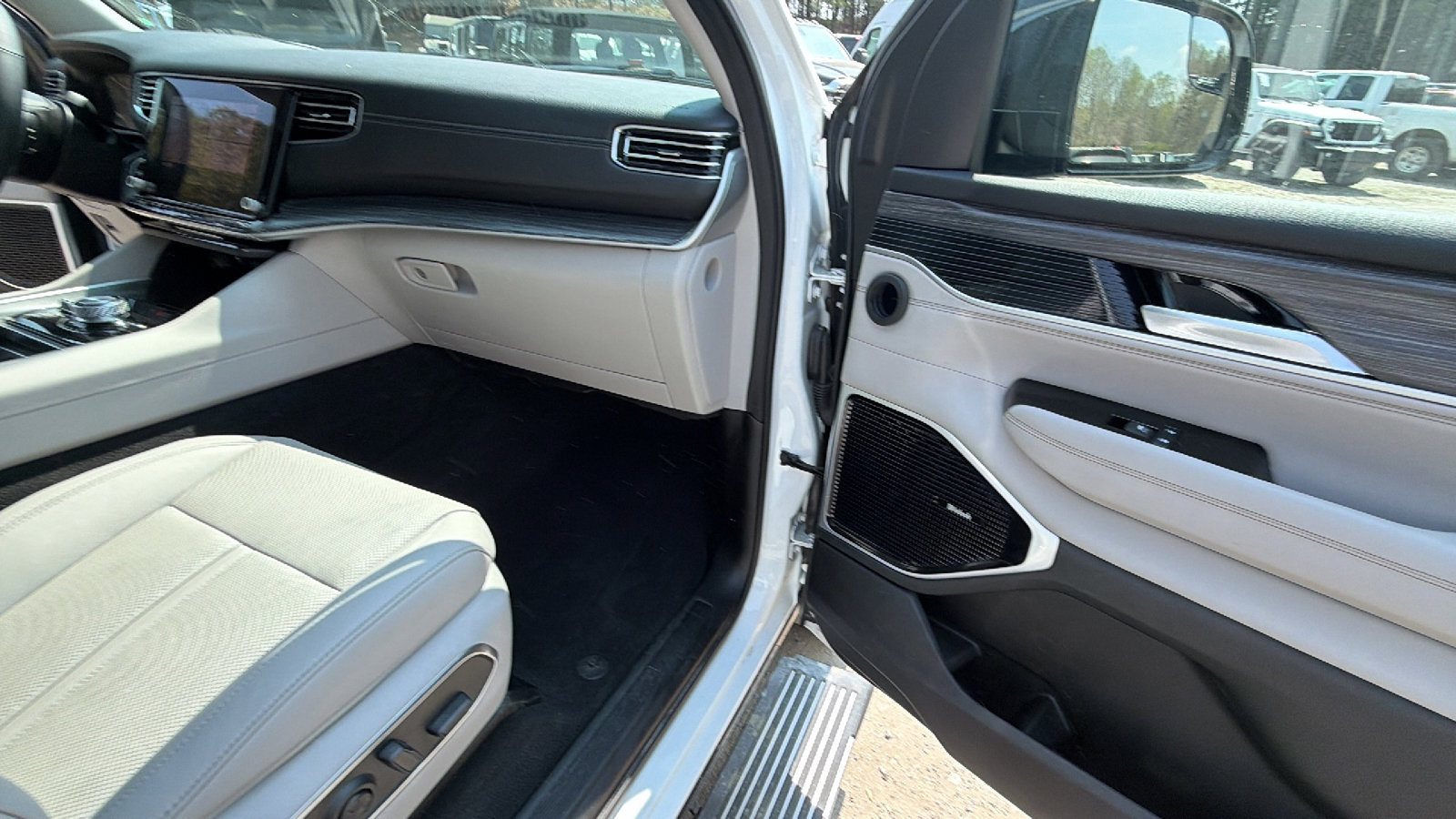 Used 2024 Jeep Wagoneer L Series III w/ Premium Group I image 23