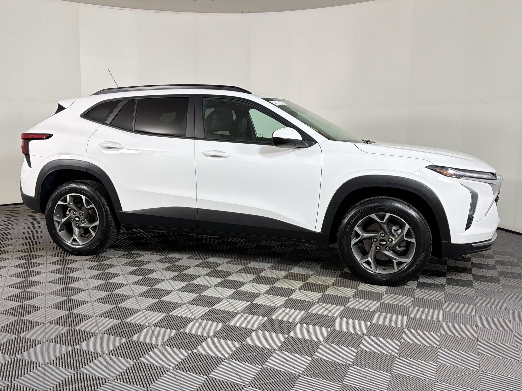 Used 2024 Chevrolet Trax LT FWD image 8