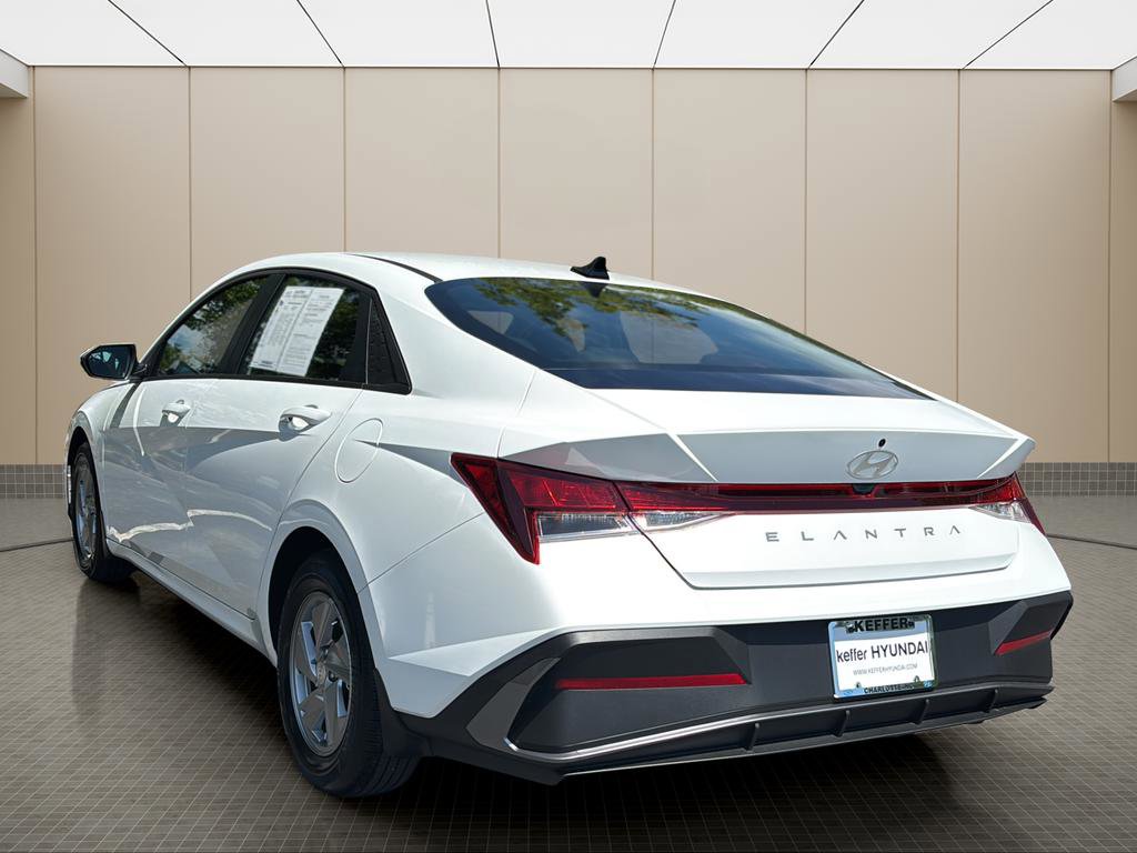 Used 2025 Hyundai Elantra SE FWD image 3