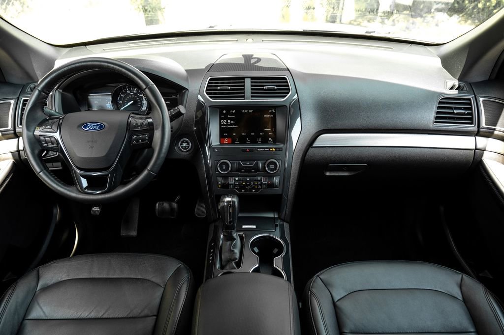 Used 2018 Ford Explorer XLT w/ Equipment Group 202A FWD image 5