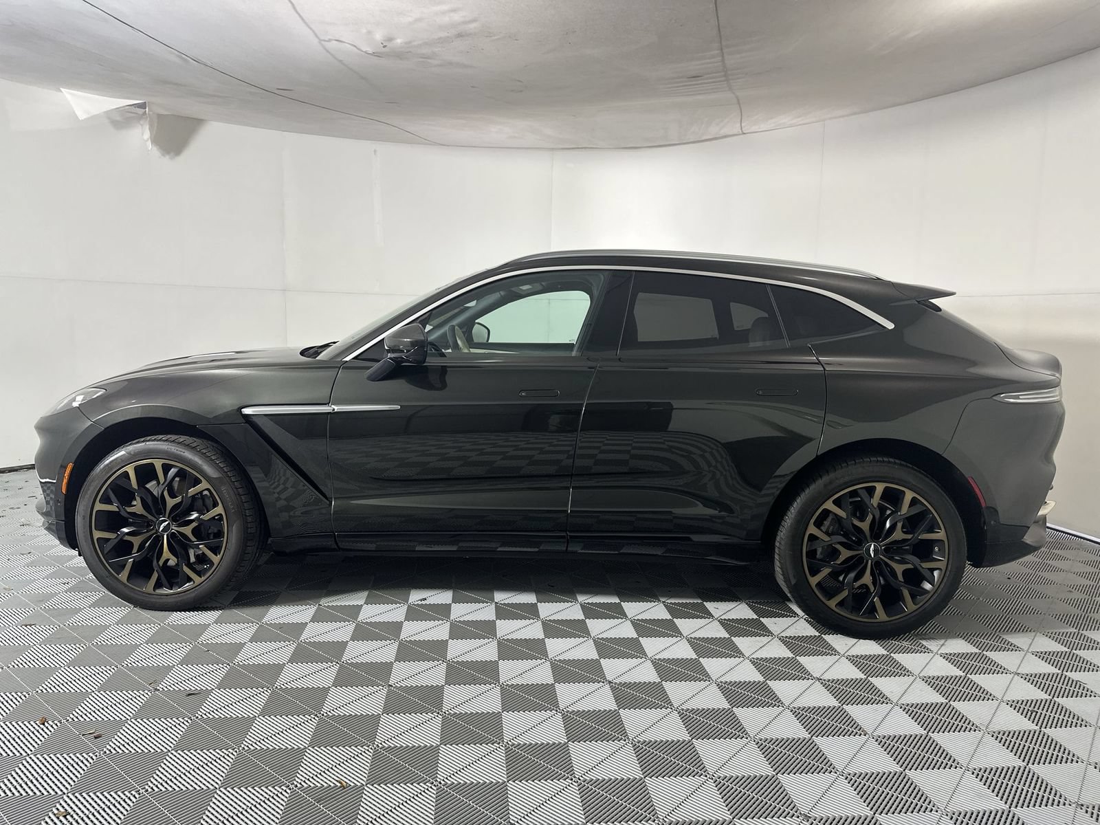 Used 2021 Aston Martin DBX AWD/4WD image 5