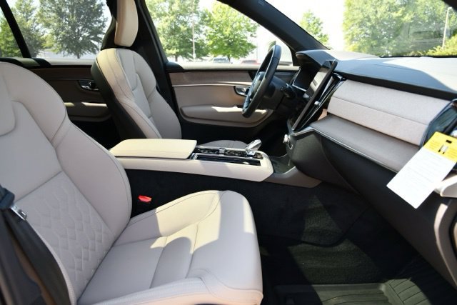New 2026 Volvo XC90 B6 Plus w/ Protection Package Premier AWD/4WD image 32