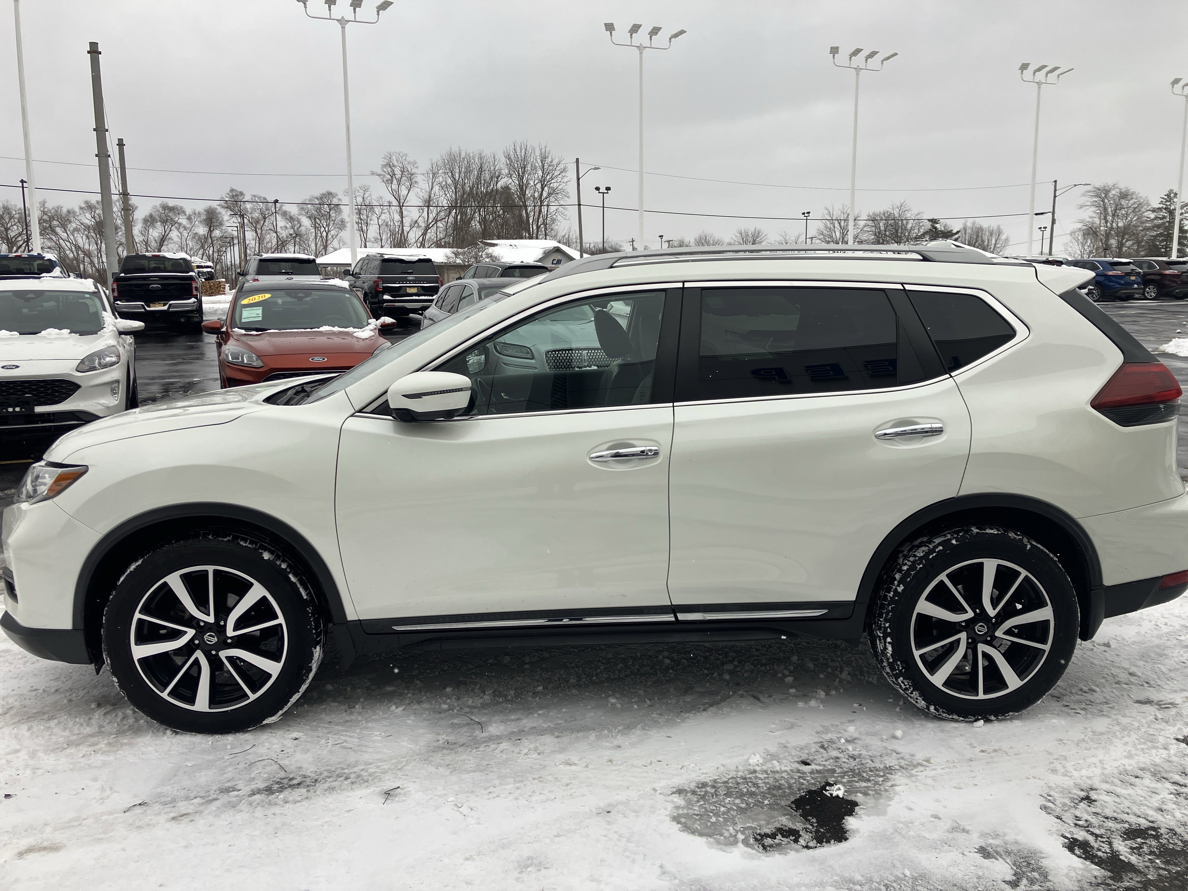 Used 2019 Nissan Rogue SL w/ Premium Package image 4