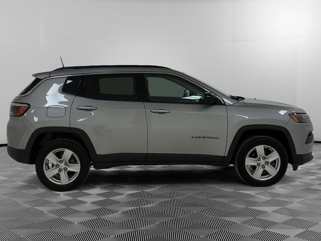 Used 2022 Jeep Compass Latitude w/ Convenience Group AWD/4WD image 2