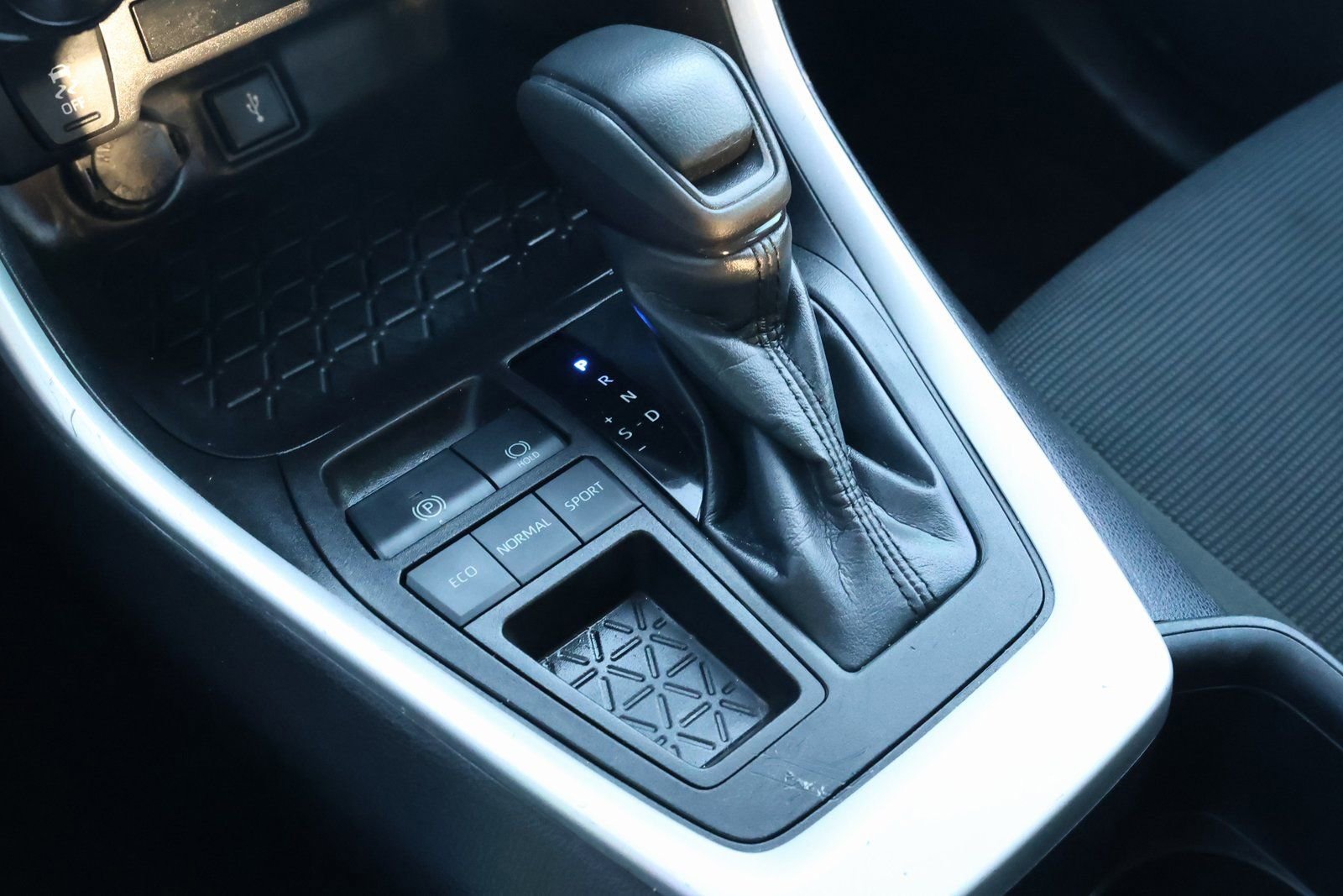 Used 2022 Toyota RAV4 LE image 23