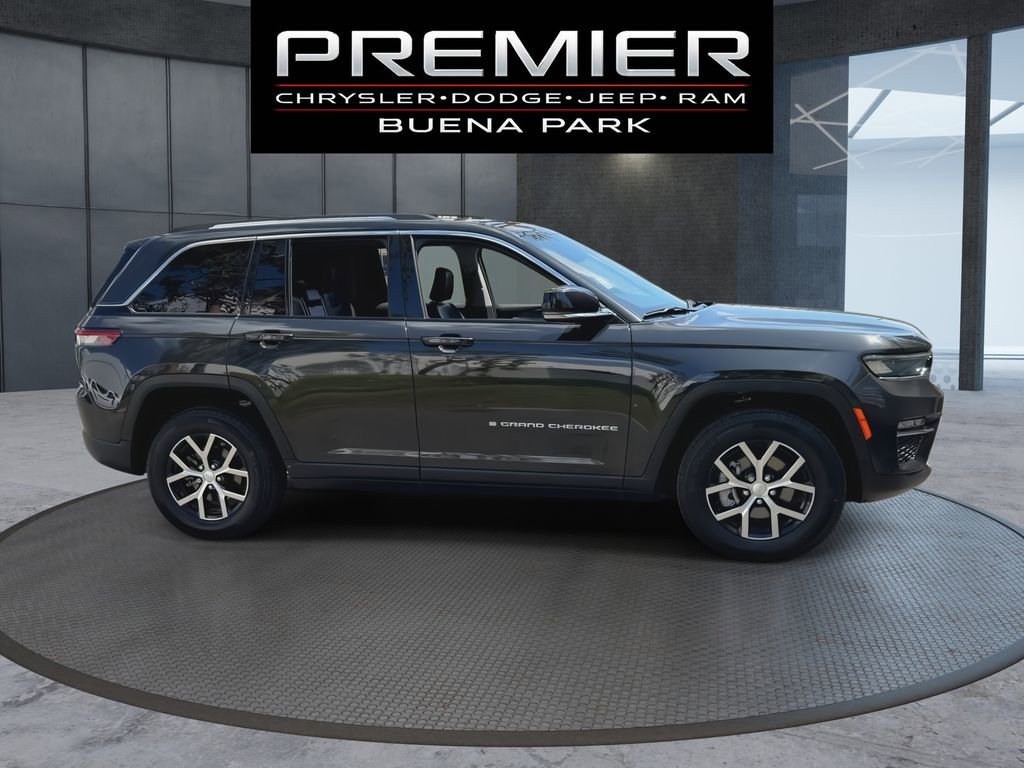 Used 2023 Jeep Grand Cherokee Limited w/ Trailer Tow Prep Group (B) AWD/4WD image 9