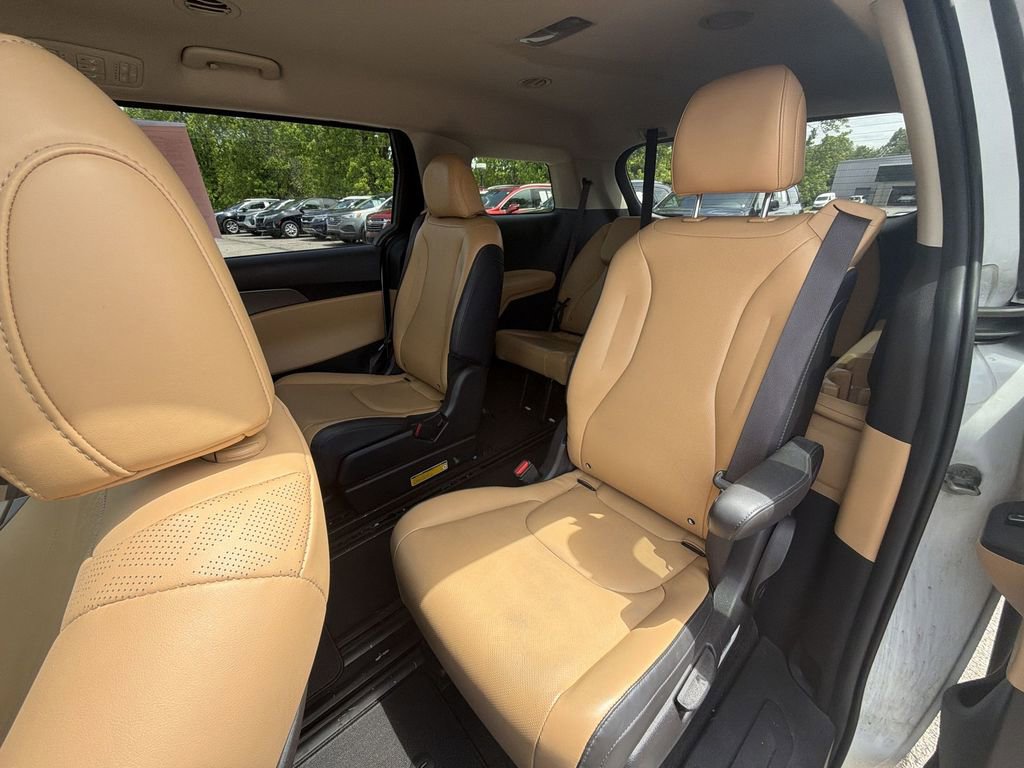 Used 2022 Kia Carnival LX FWD image 22