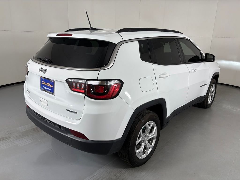 Used 2024 Jeep Compass Latitude AWD/4WD image 8