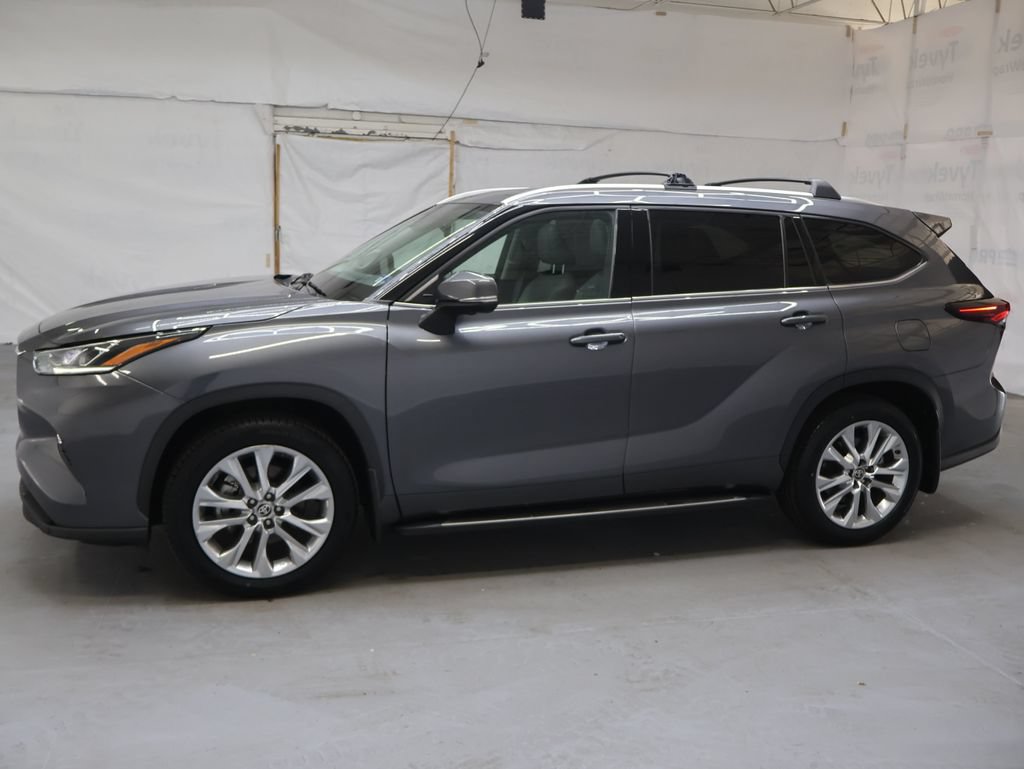 Used 2024 Toyota Highlander Limited FWD image 4