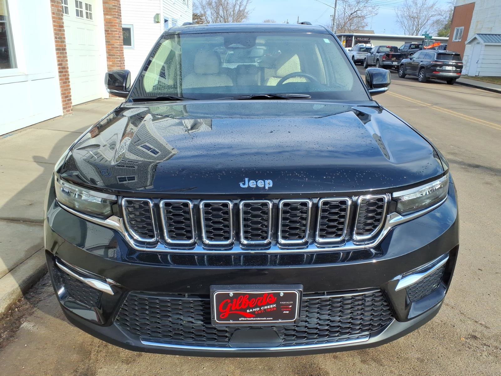 Used 2022 Jeep Grand Cherokee Limited w/ Trailer Tow Prep Group (B) AWD/4WD image 3